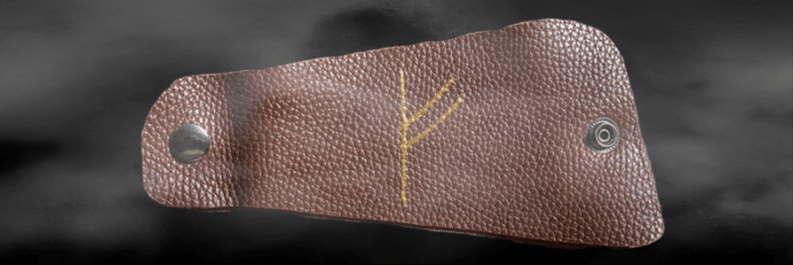 Руна Феху на коже как оберег на удачу.